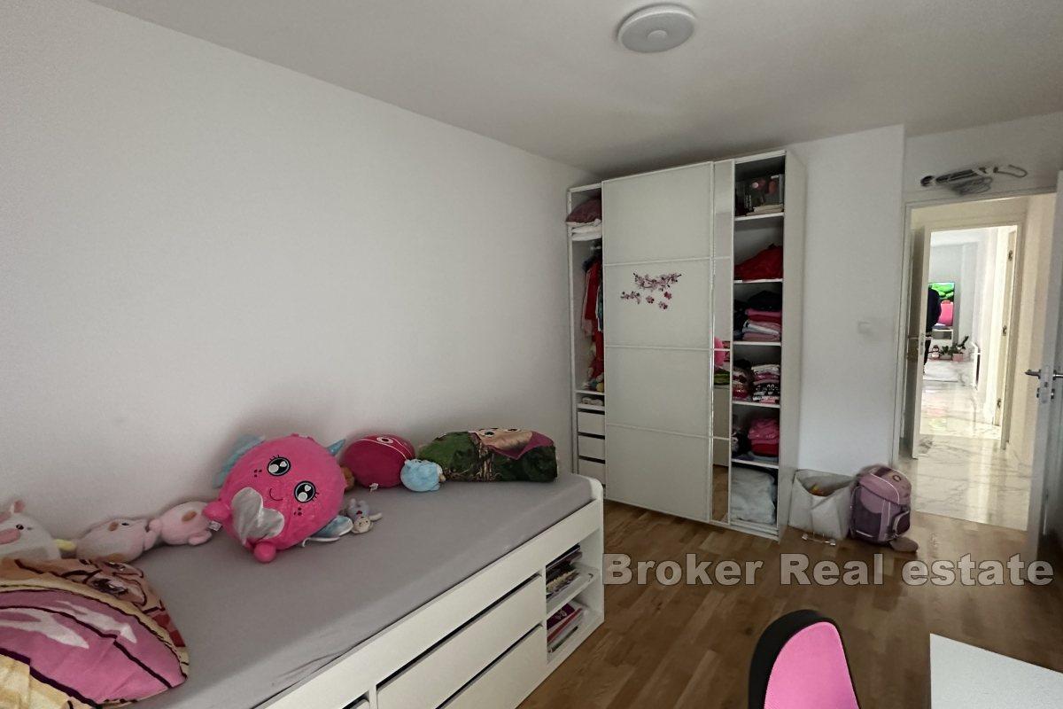 Spacieux appartement de trois chambres dans un quartier calme