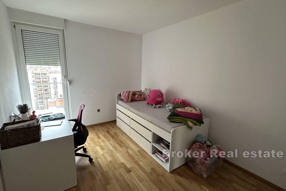 Spacieux appartement de trois chambres dans un quartier calme