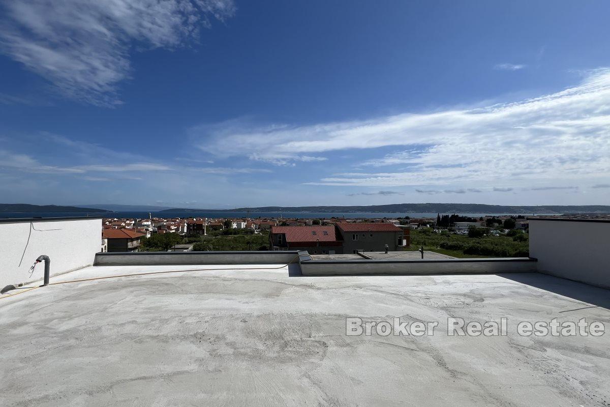 Modernes Apartment mit drei Schlafzimmern, Meerblick und Dachterrasse