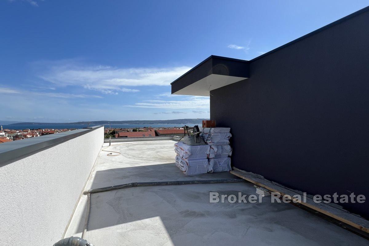 Modernes Apartment mit drei Schlafzimmern, Meerblick und Dachterrasse