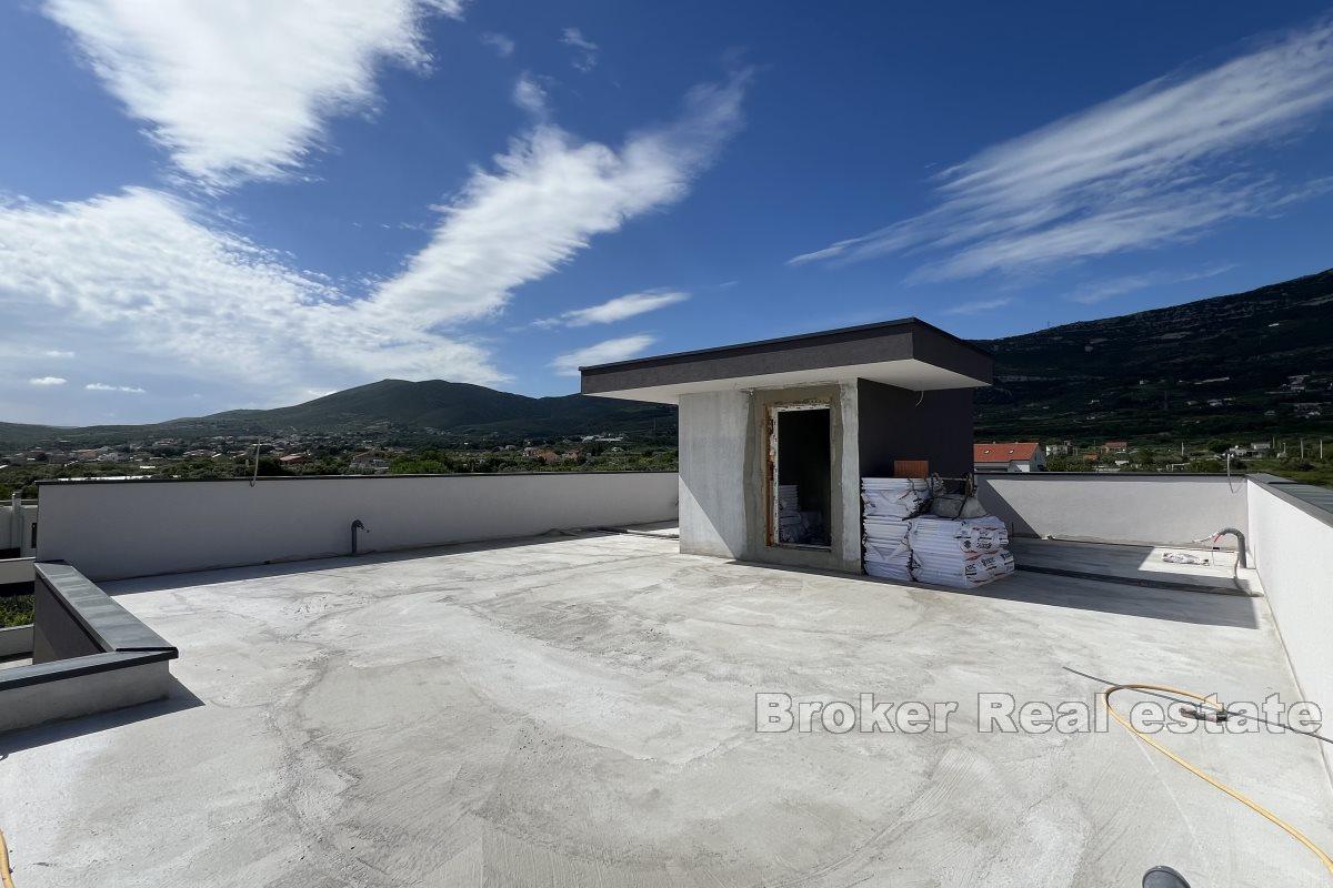 Nowoczesny apartament z trzema sypialniami, widokiem na morze i tarasem na dachu