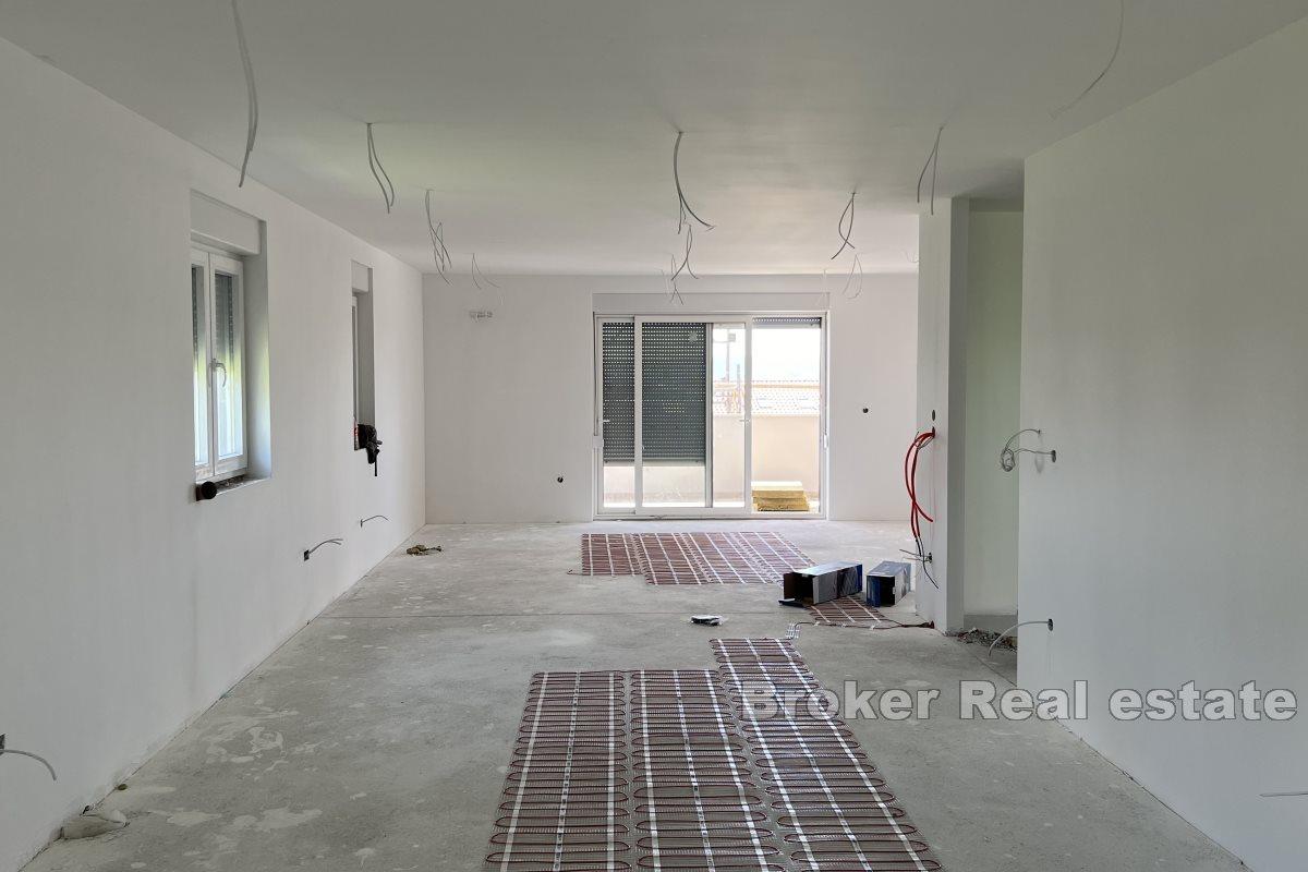 Modernes Apartment mit drei Schlafzimmern, Meerblick und Dachterrasse