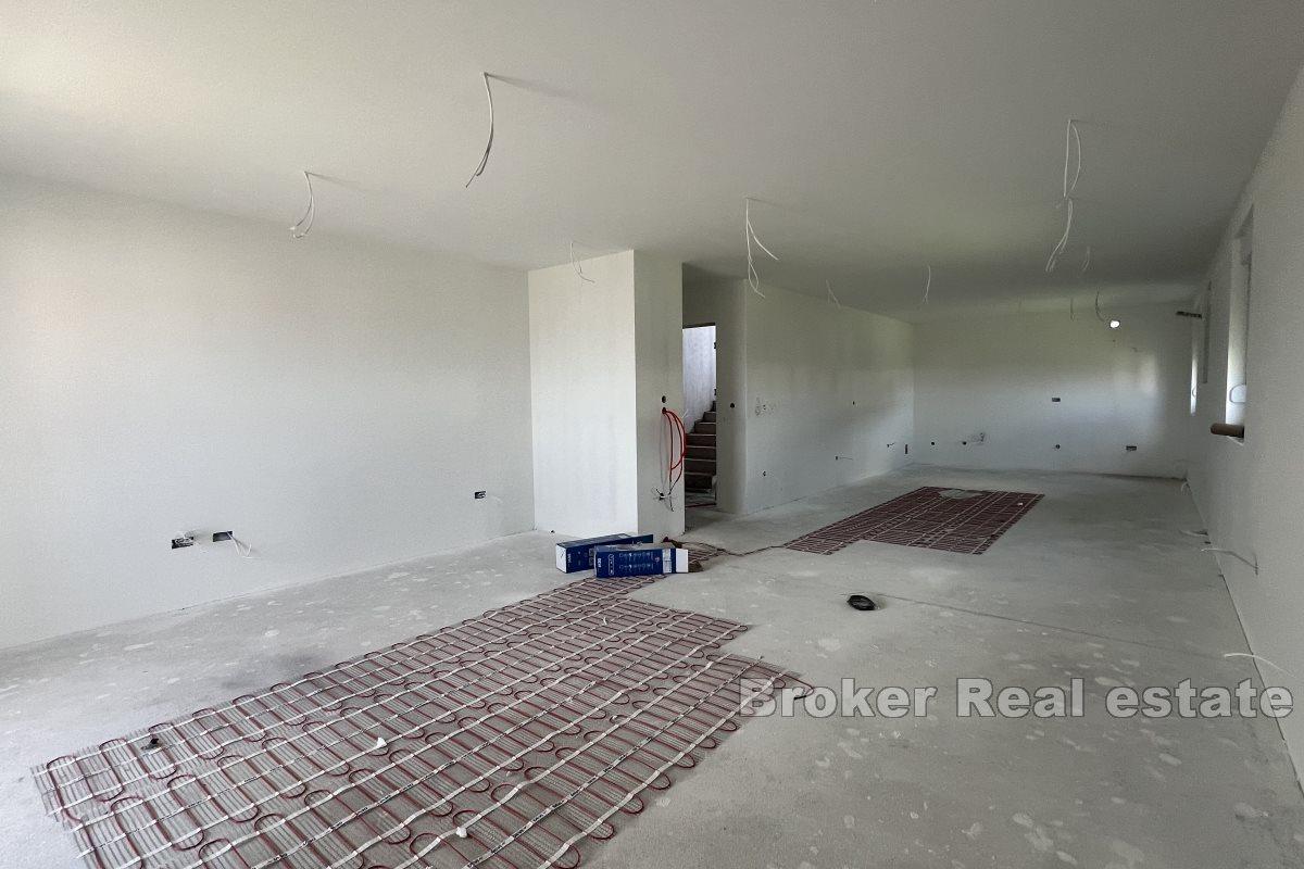 Nowoczesny apartament z trzema sypialniami, widokiem na morze i tarasem na dachu