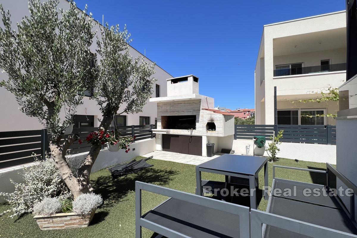 Elegantna kuća s bazenom smještena u mirnom dijelu grada