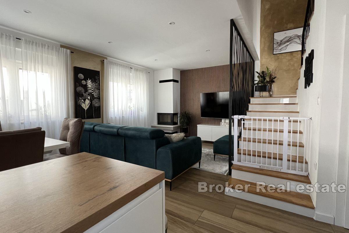 Elegantna kuća s bazenom smještena u mirnom dijelu grada