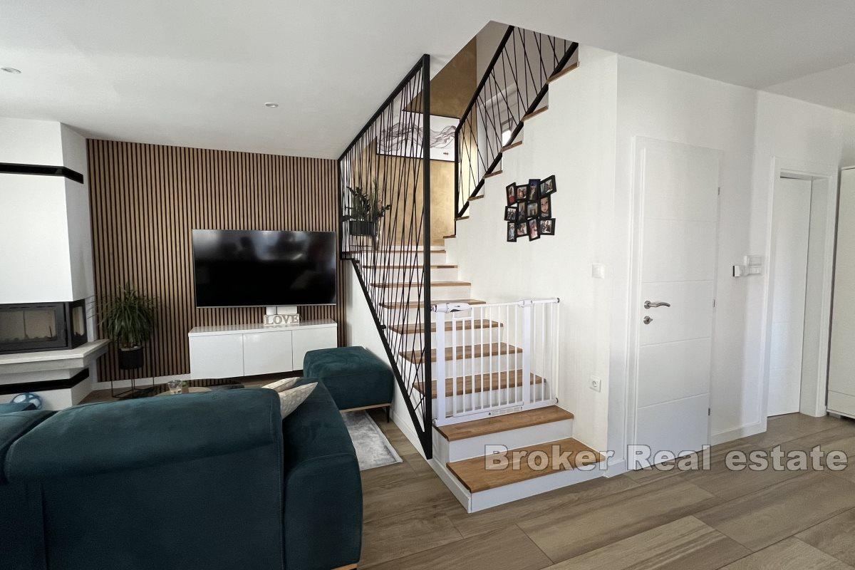 Et elegant hus med svømmebasseng som ligger i en rolig del av byen