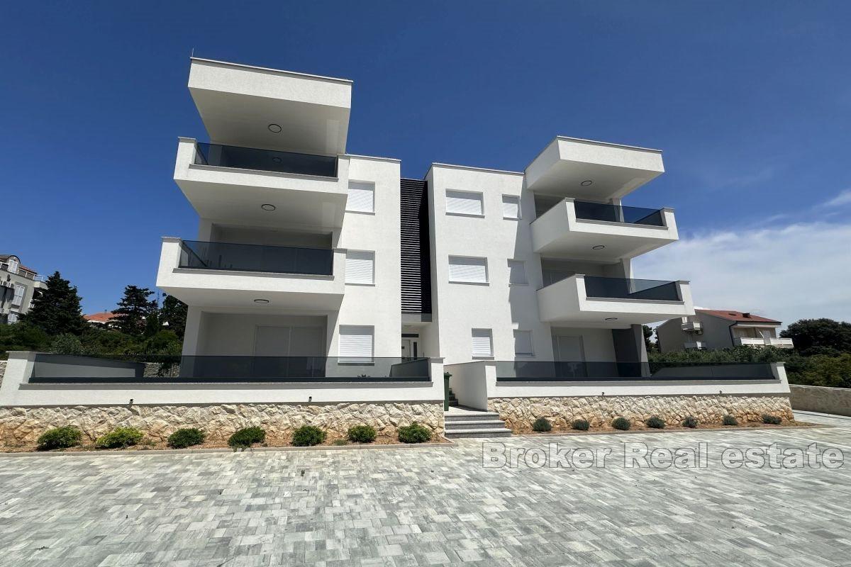 Piękny nowy budynek w spokojnej części miasta