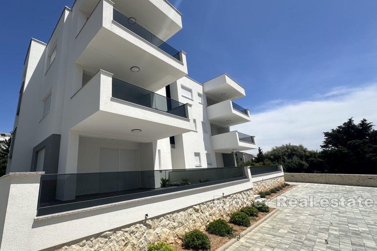 Piękny nowy budynek w spokojnej części miasta