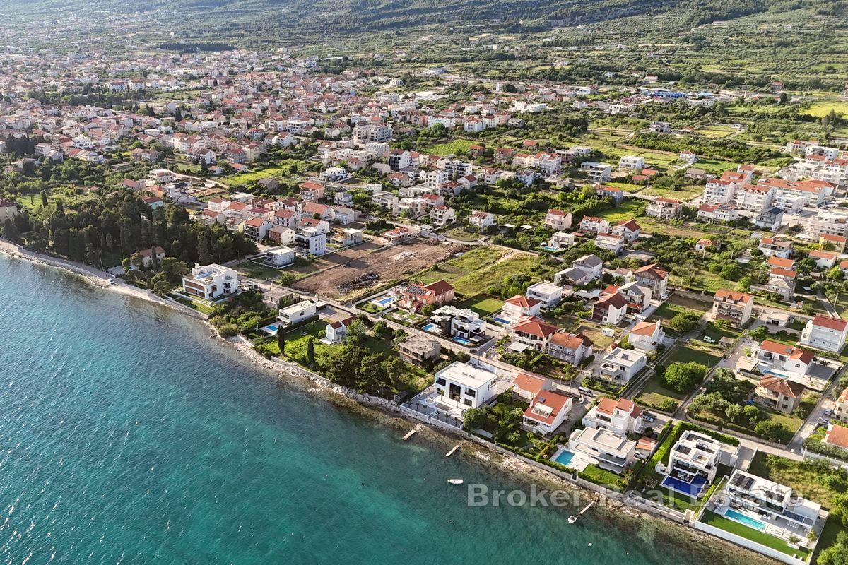 Tomt med prosjekt for villabygging nær sjøen