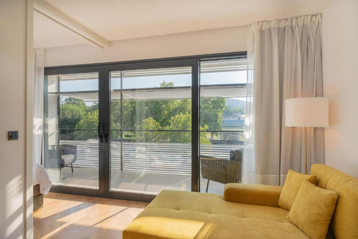 001-2046-102-Split-Center-Two-modern-apartment-units-for-sale