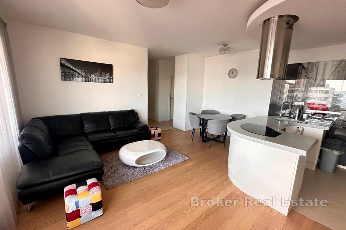 Modern takvåning nära havet