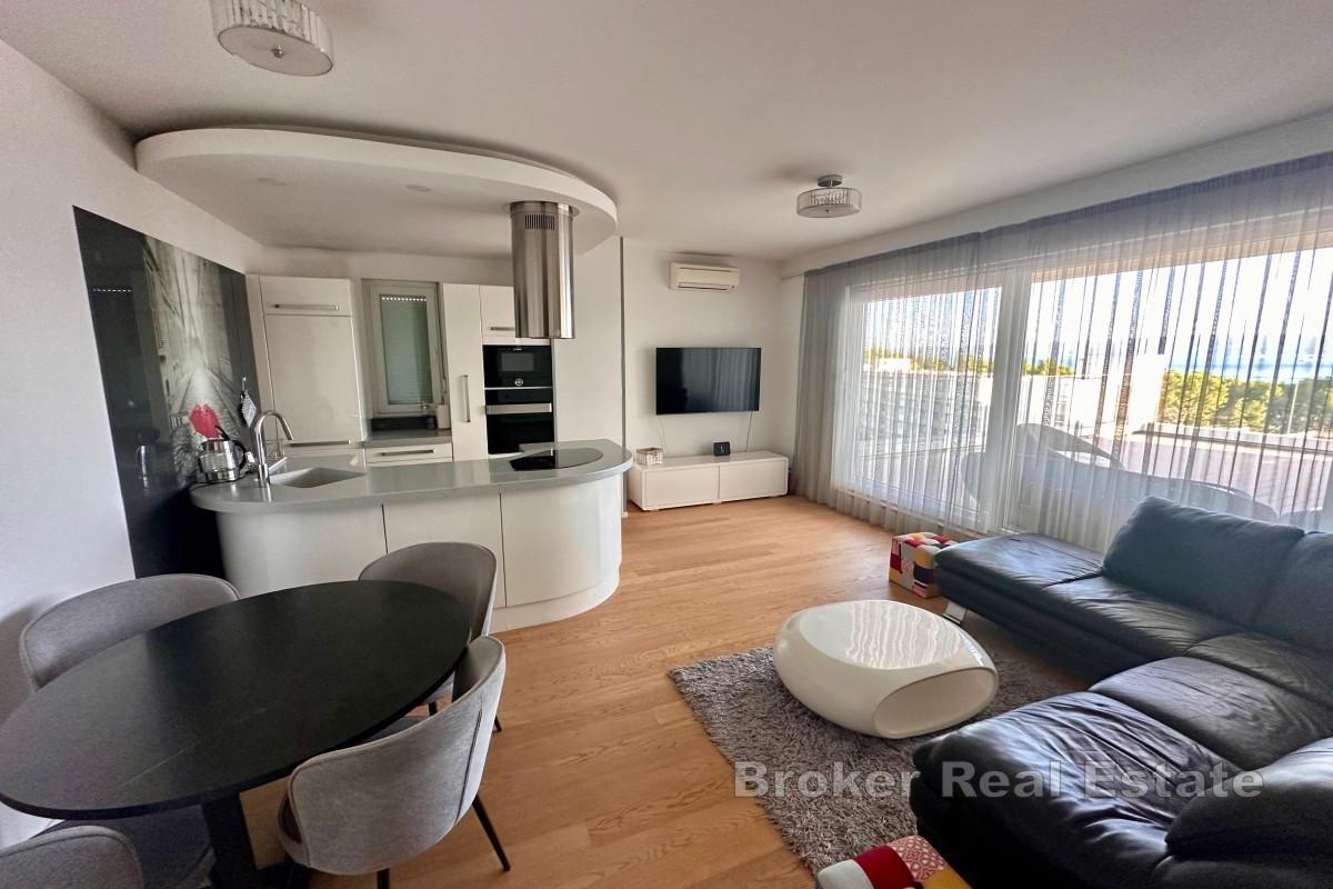 Modern takvåning nära havet