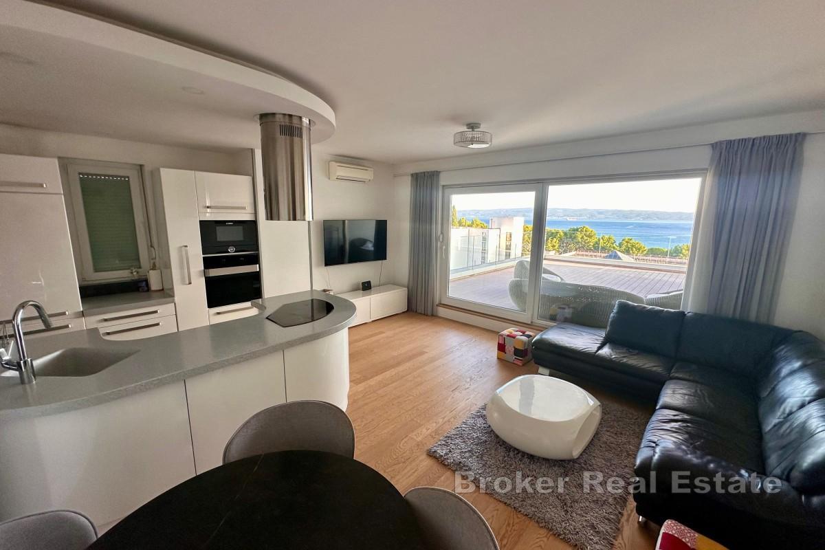 Modern takvåning nära havet