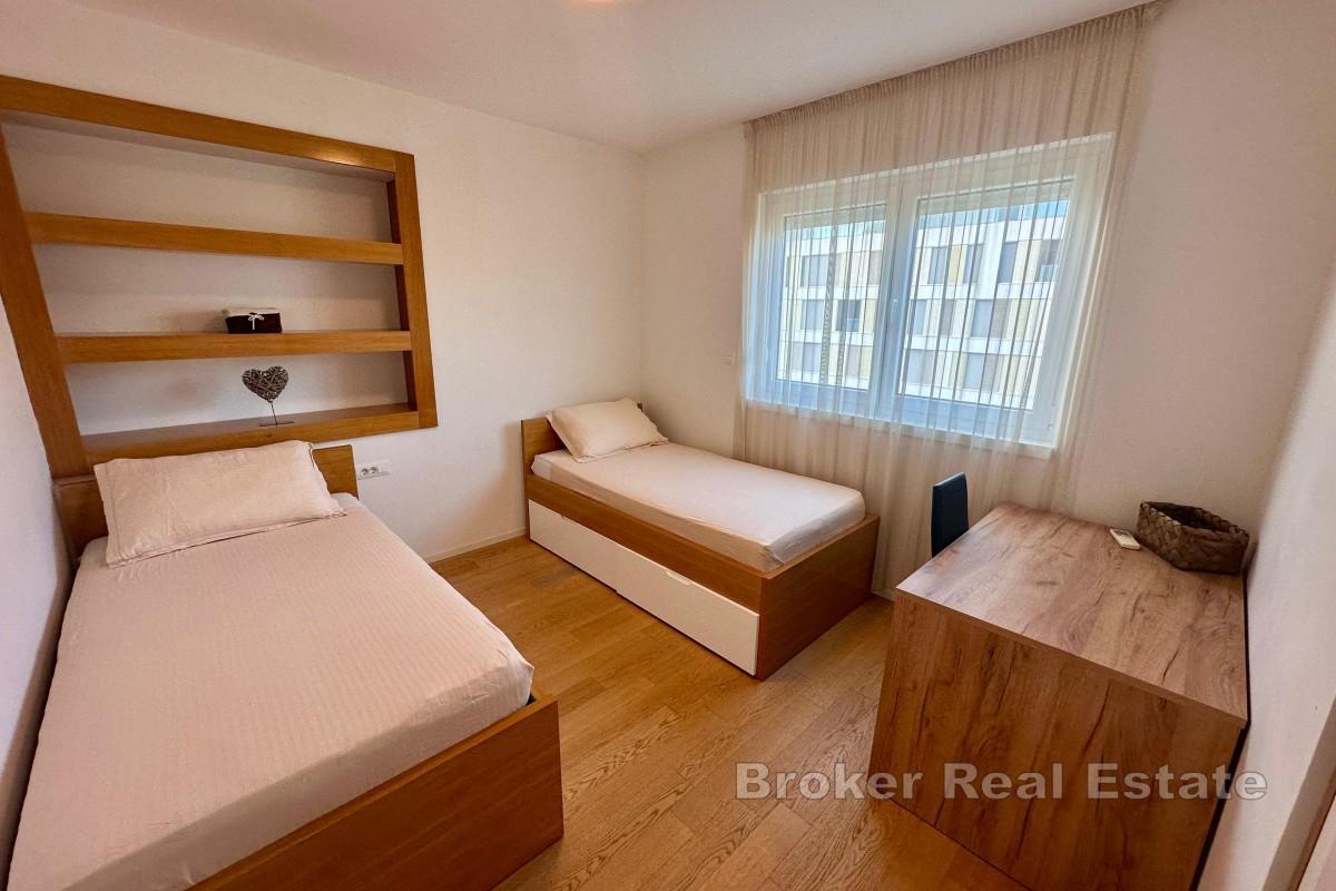 Modern takvåning nära havet