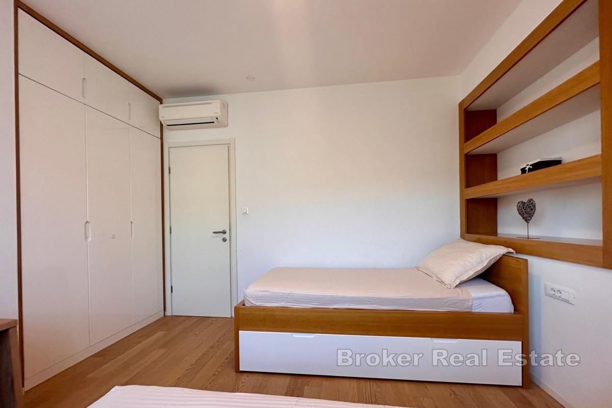 Modern takvåning nära havet