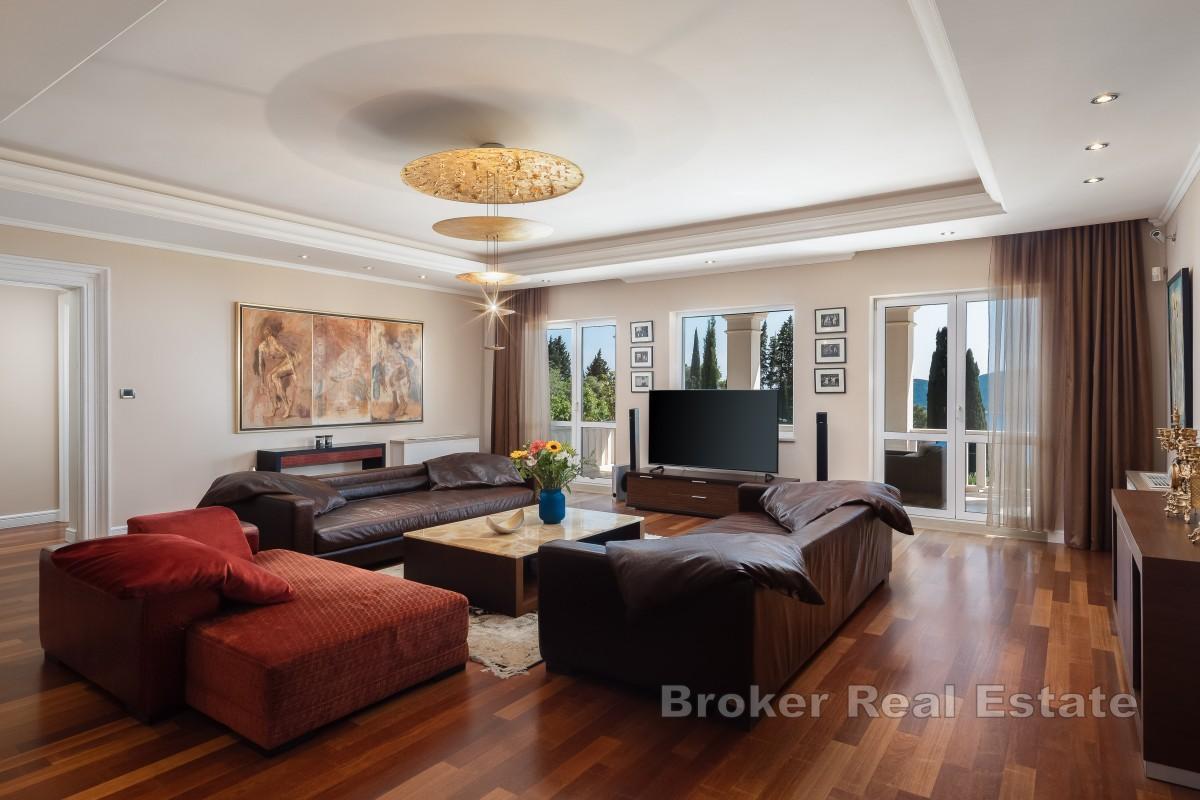 Luksuzna vila dizajnerskog uređenja s panoramskim pogledom na more