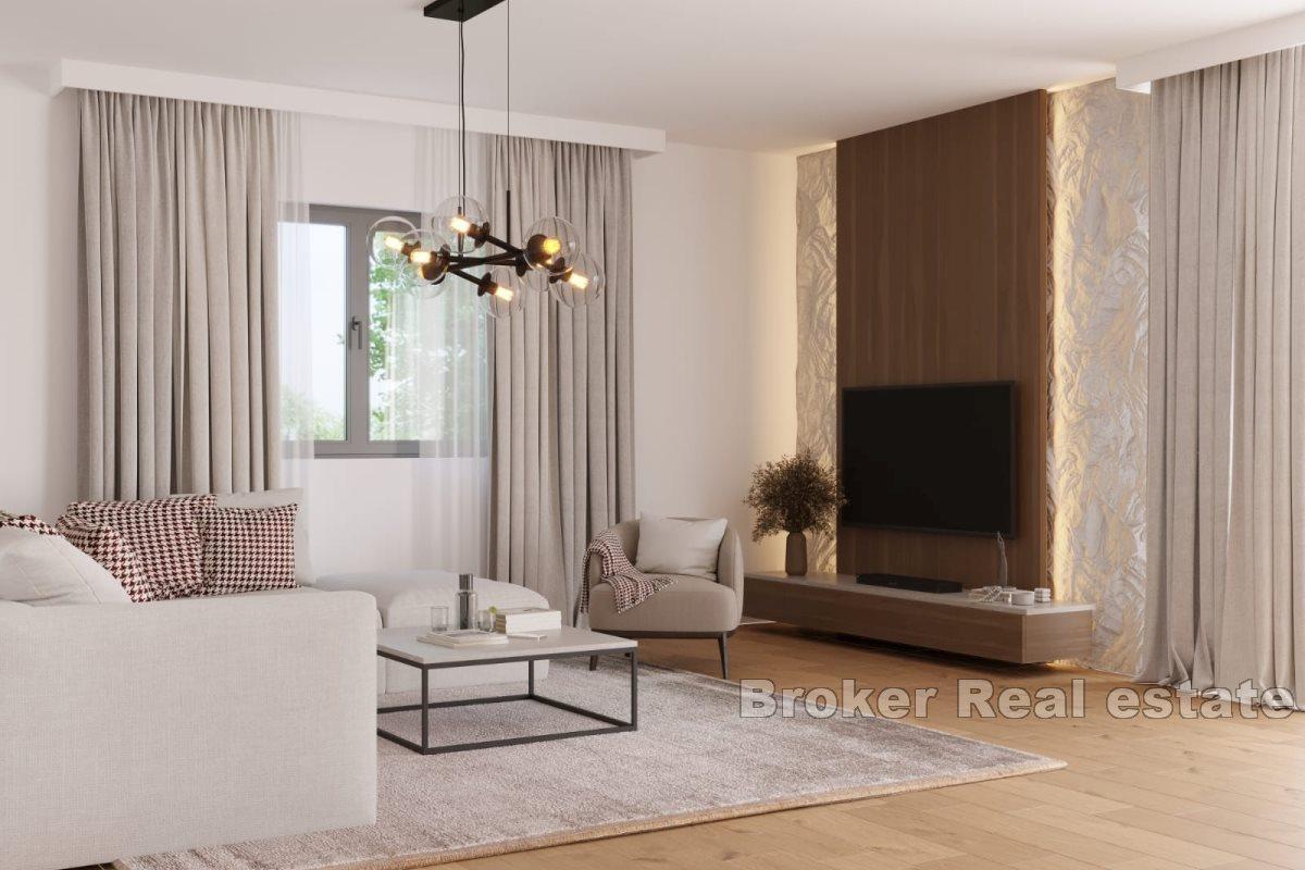 Nowoczesny nowy budynek w spokojnej części miasta