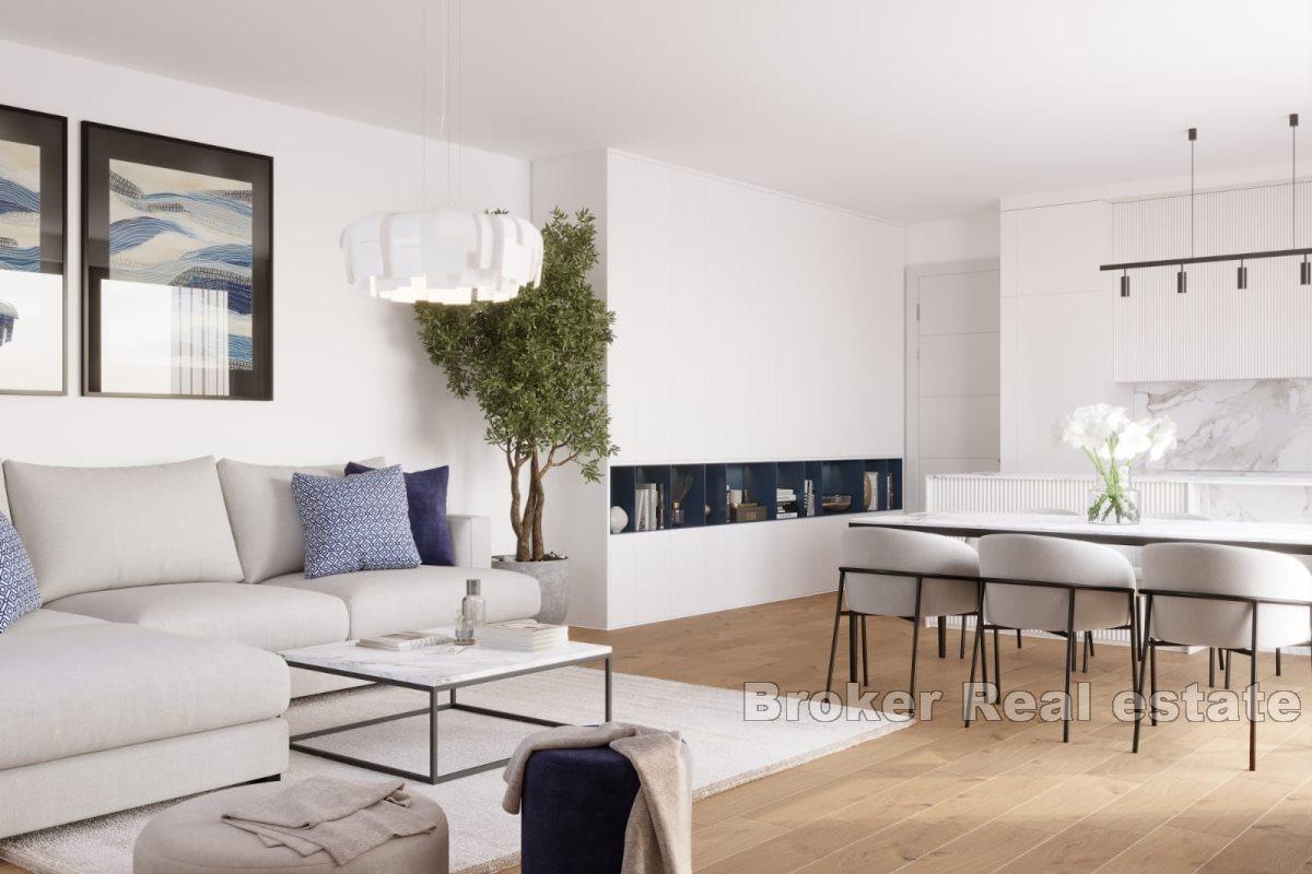 Nowoczesny nowy budynek w spokojnej części miasta