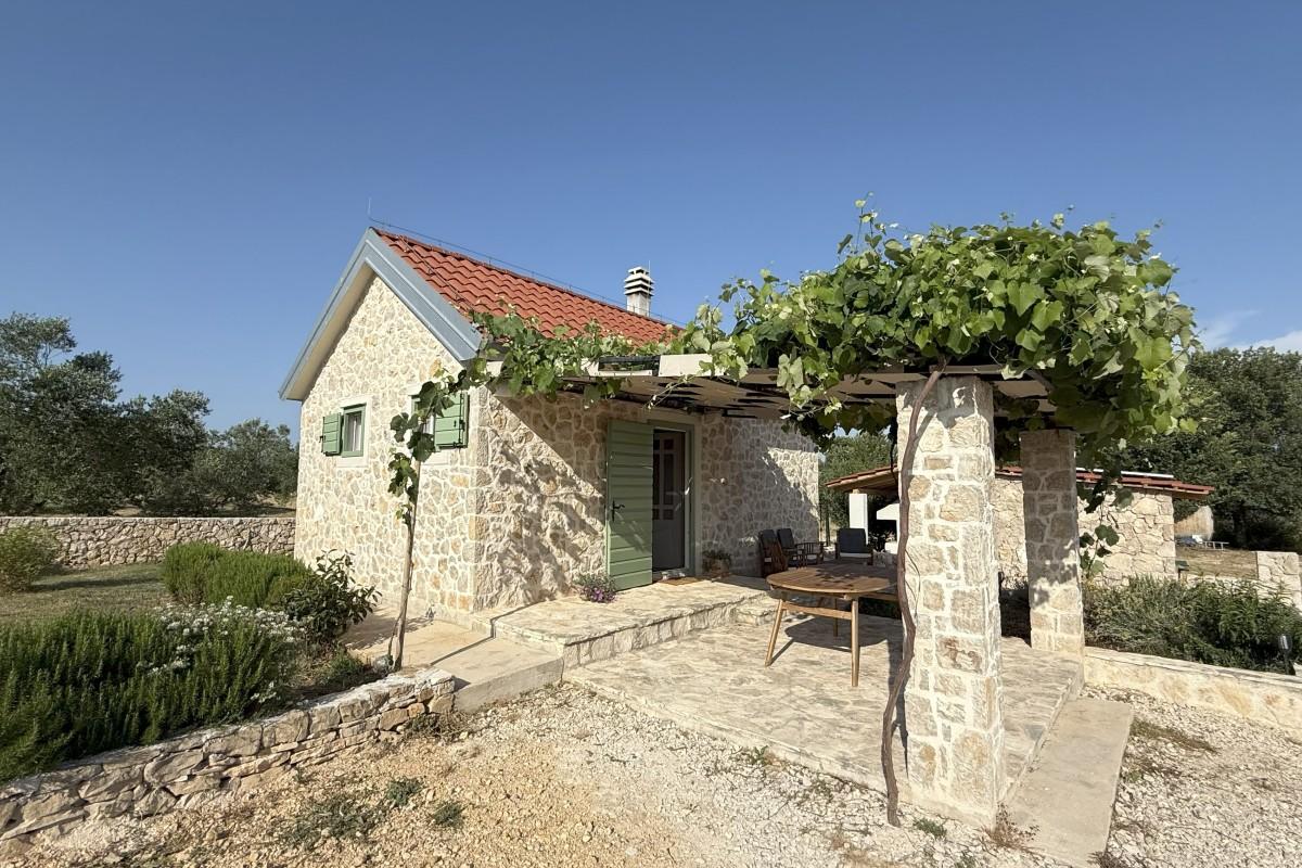 001-2046-15-near-zadar-stone-house-on-a-spacious-plot-for-sale