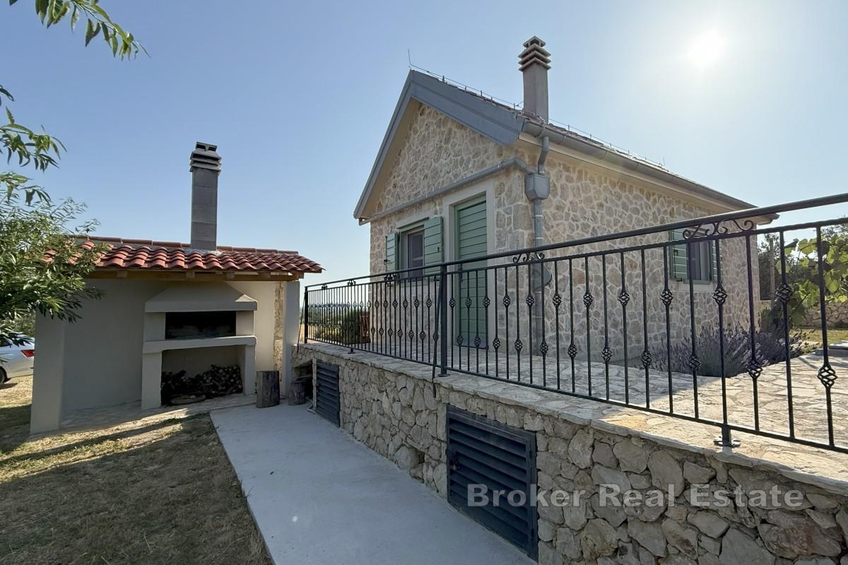 Okouzlující kamenný dům na prostorném pozemku