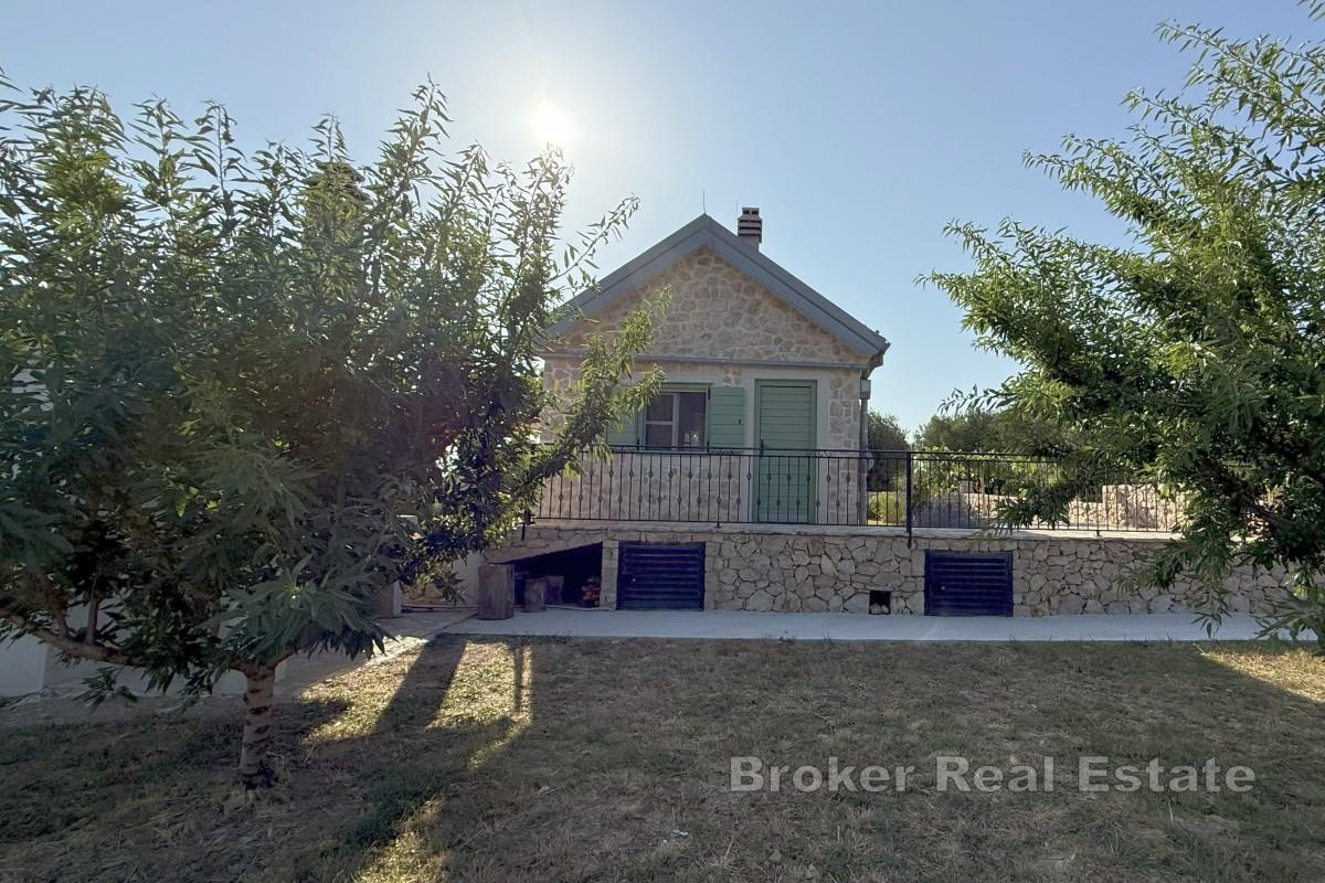 Okouzlující kamenný dům na prostorném pozemku