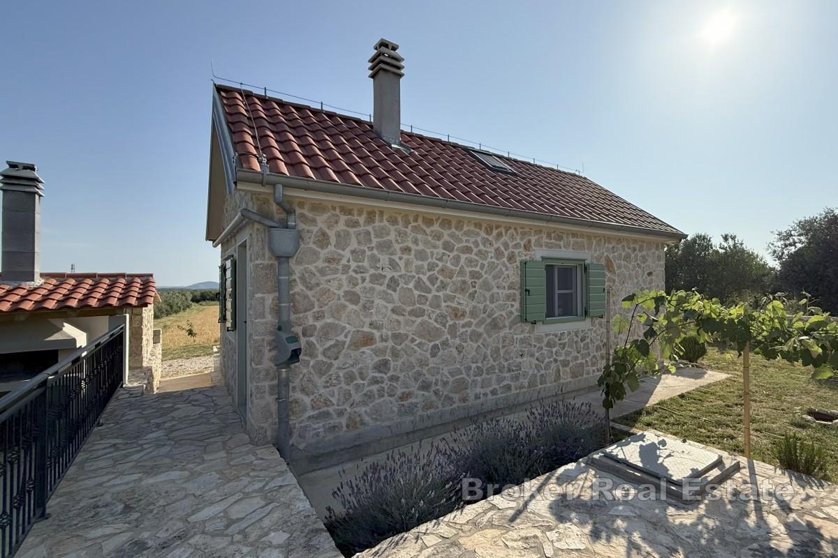 Očarujúci kamenný dom na priestrannom pozemku