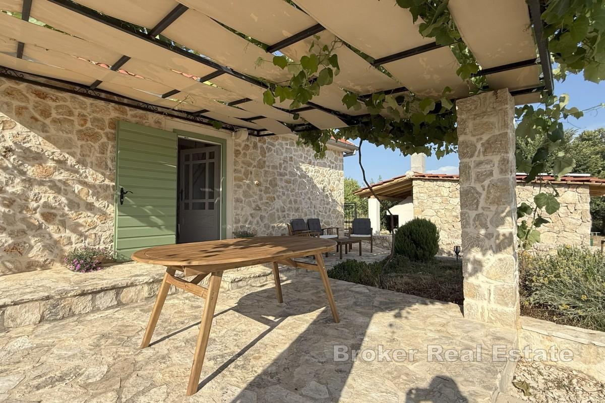 Okouzlující kamenný dům na prostorném pozemku