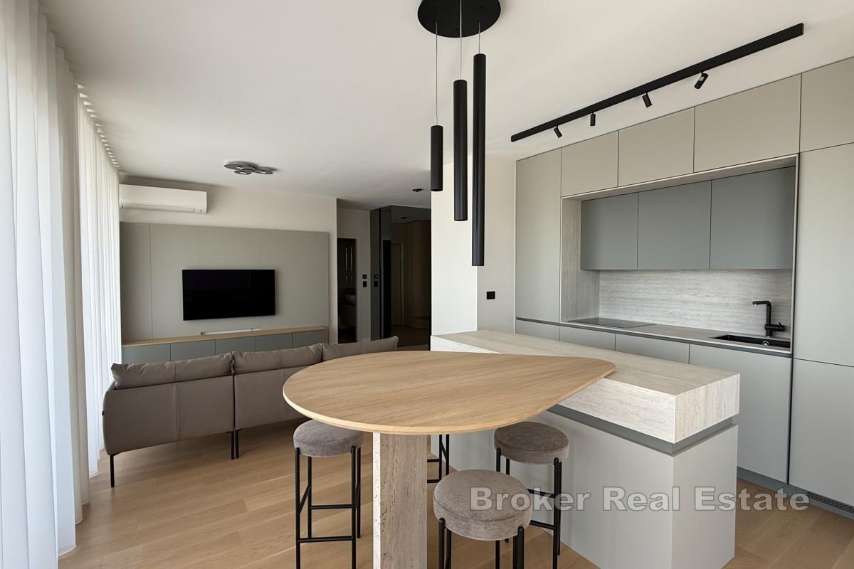 Moderan dvosoban penthouse s pogledom na more