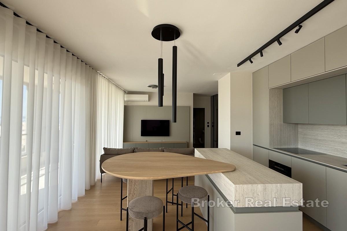 Moderan dvosoban penthouse s pogledom na more