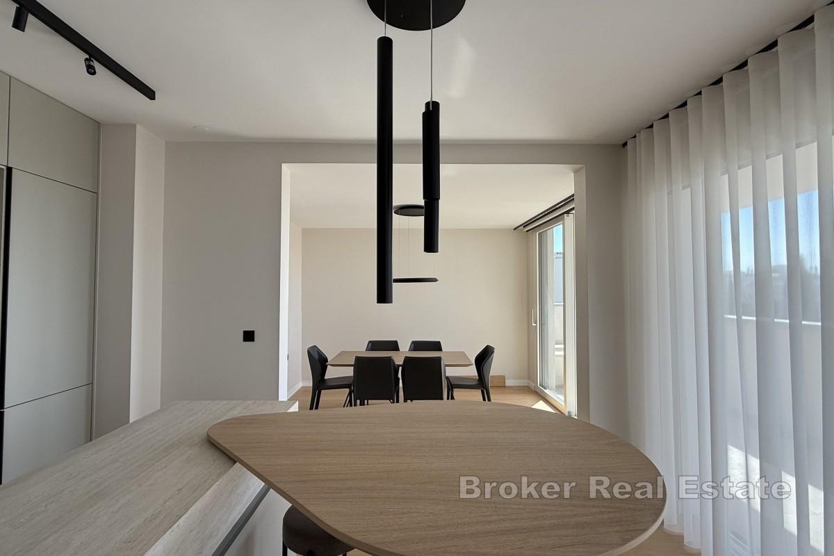 Moderan dvosoban penthouse s pogledom na more