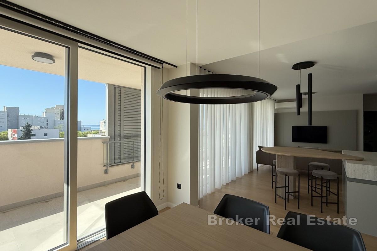 Moderan dvosoban penthouse s pogledom na more
