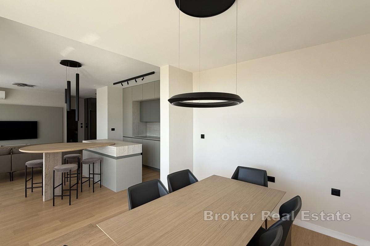 Moderan dvosoban penthouse s pogledom na more