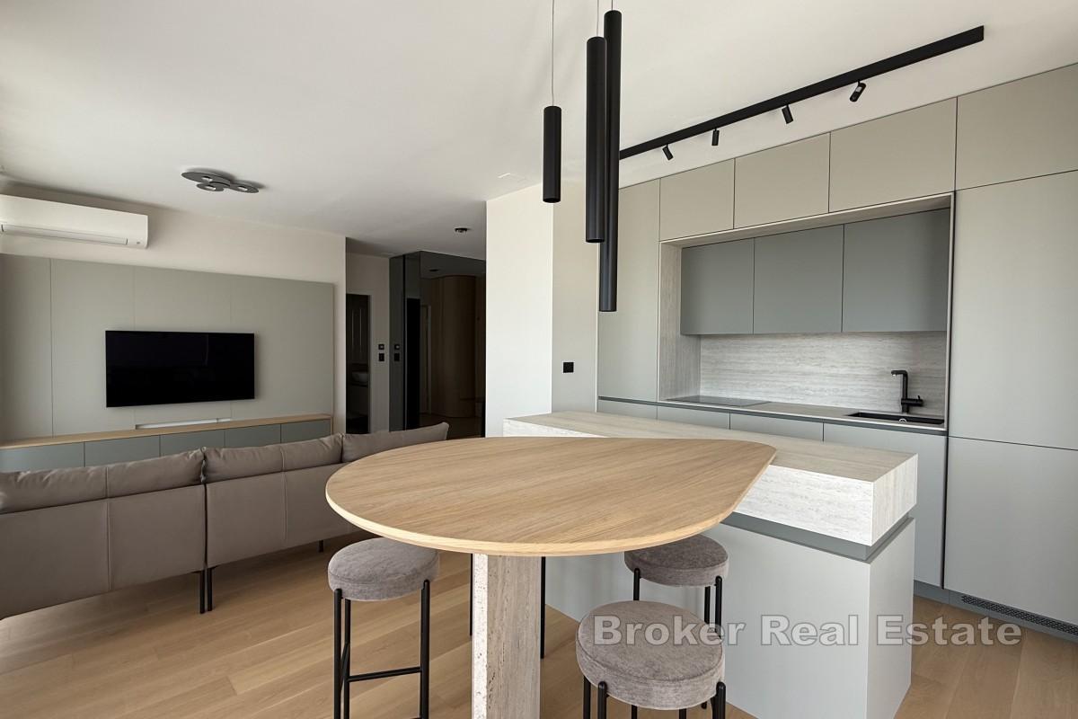 Moderan dvosoban penthouse s pogledom na more