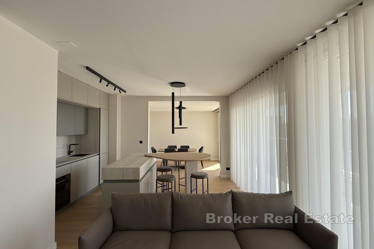 Moderan dvosoban penthouse s pogledom na more