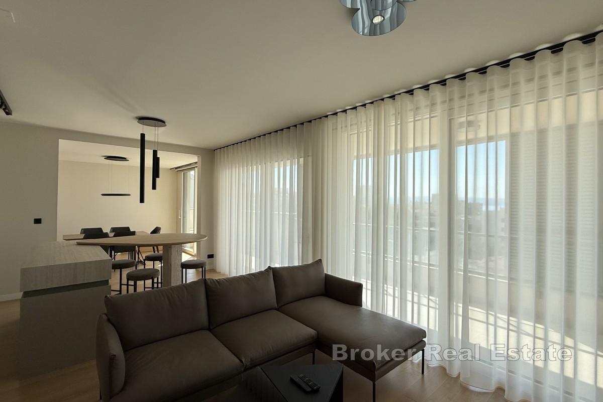 Moderan dvosoban penthouse s pogledom na more