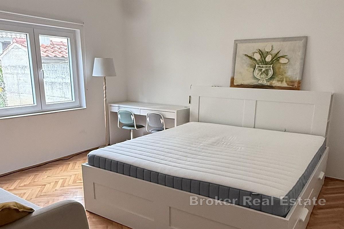 Dvojna kuća s tri stambene jedinice na privatnoj lokaciji