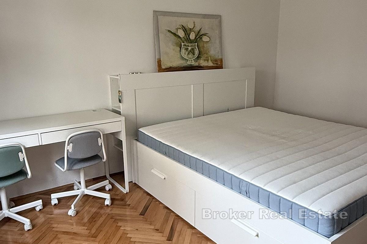 Dvojna kuća s tri stambene jedinice na privatnoj lokaciji