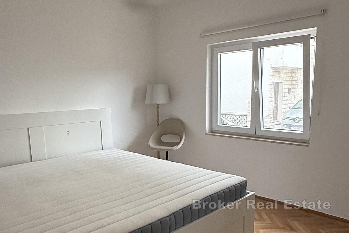 Dvojna kuća s tri stambene jedinice na privatnoj lokaciji