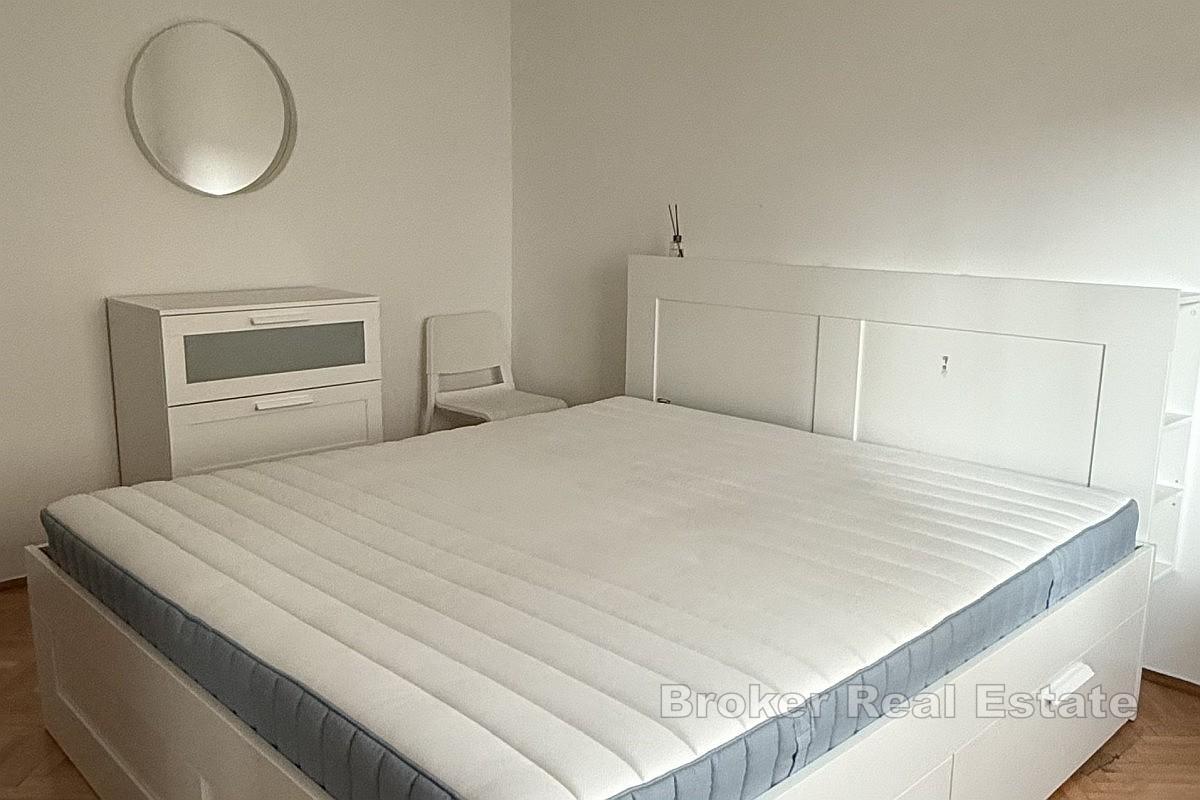 Dvojna kuća s tri stambene jedinice na privatnoj lokaciji