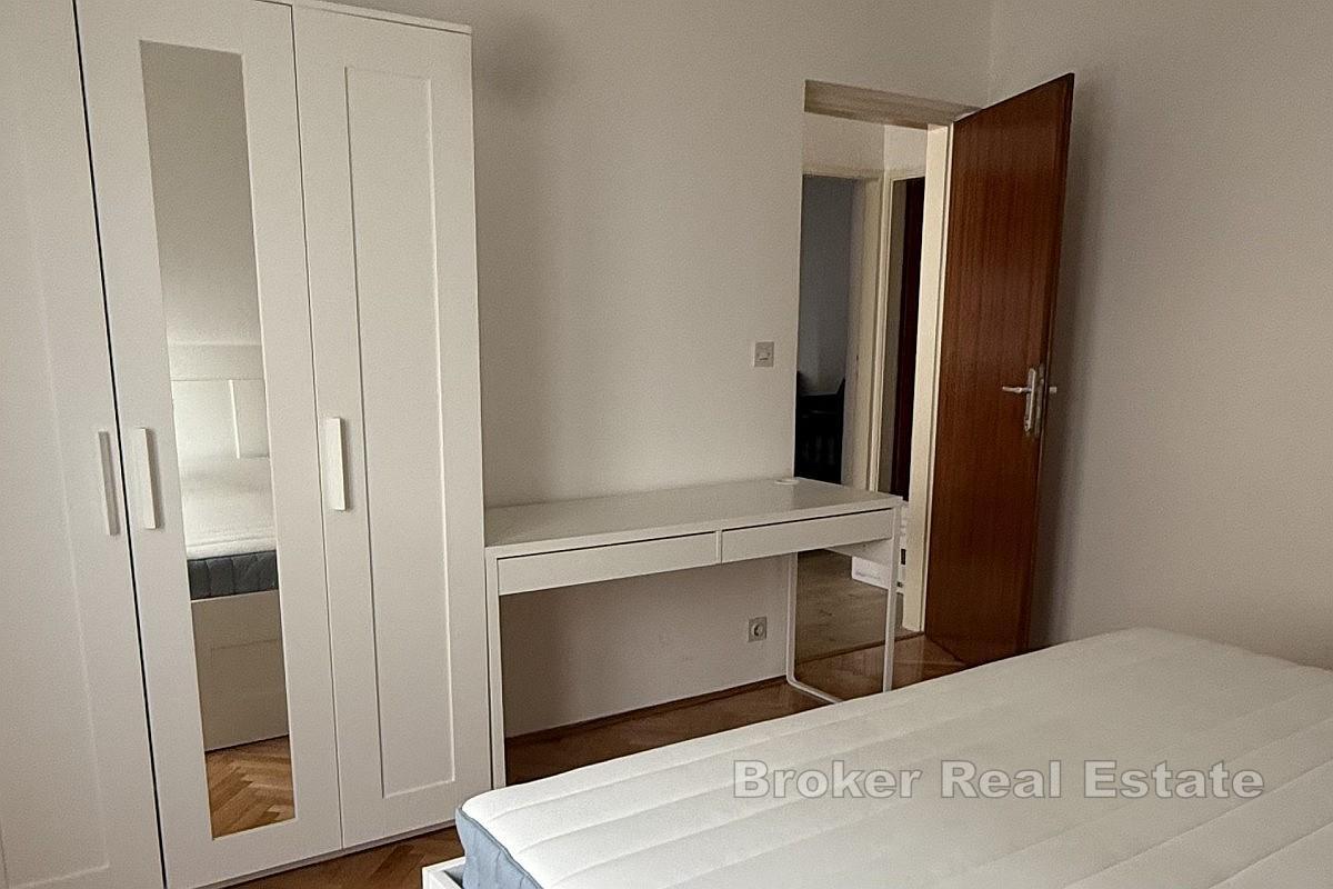 Dvojna kuća s tri stambene jedinice na privatnoj lokaciji