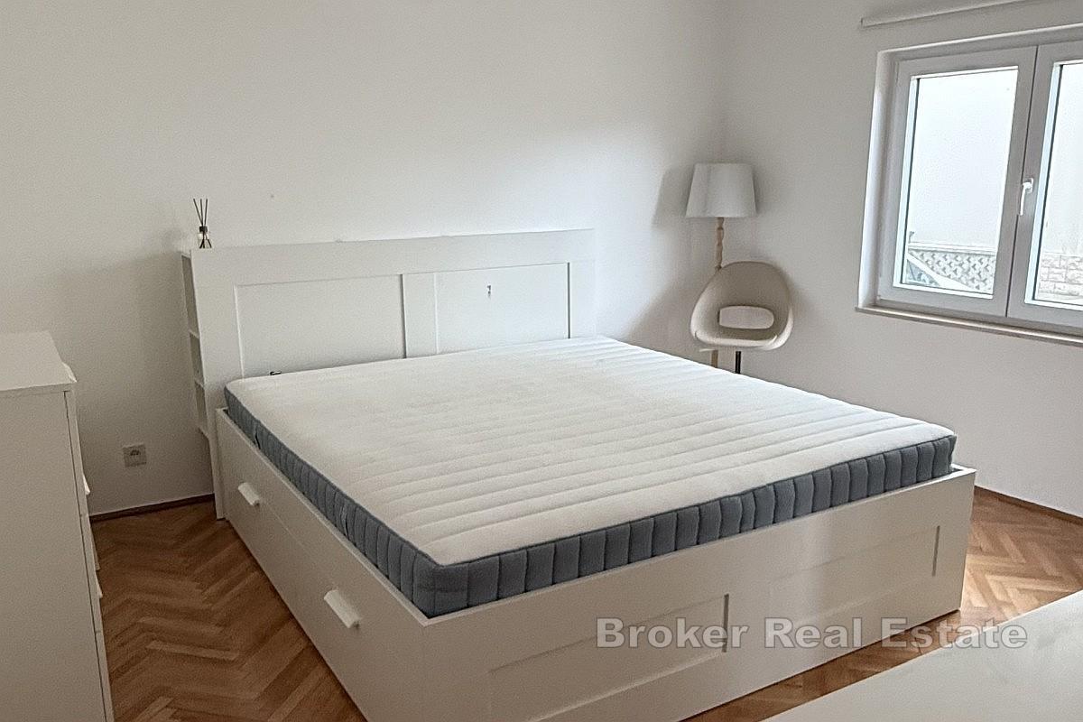 Dvojna kuća s tri stambene jedinice na privatnoj lokaciji