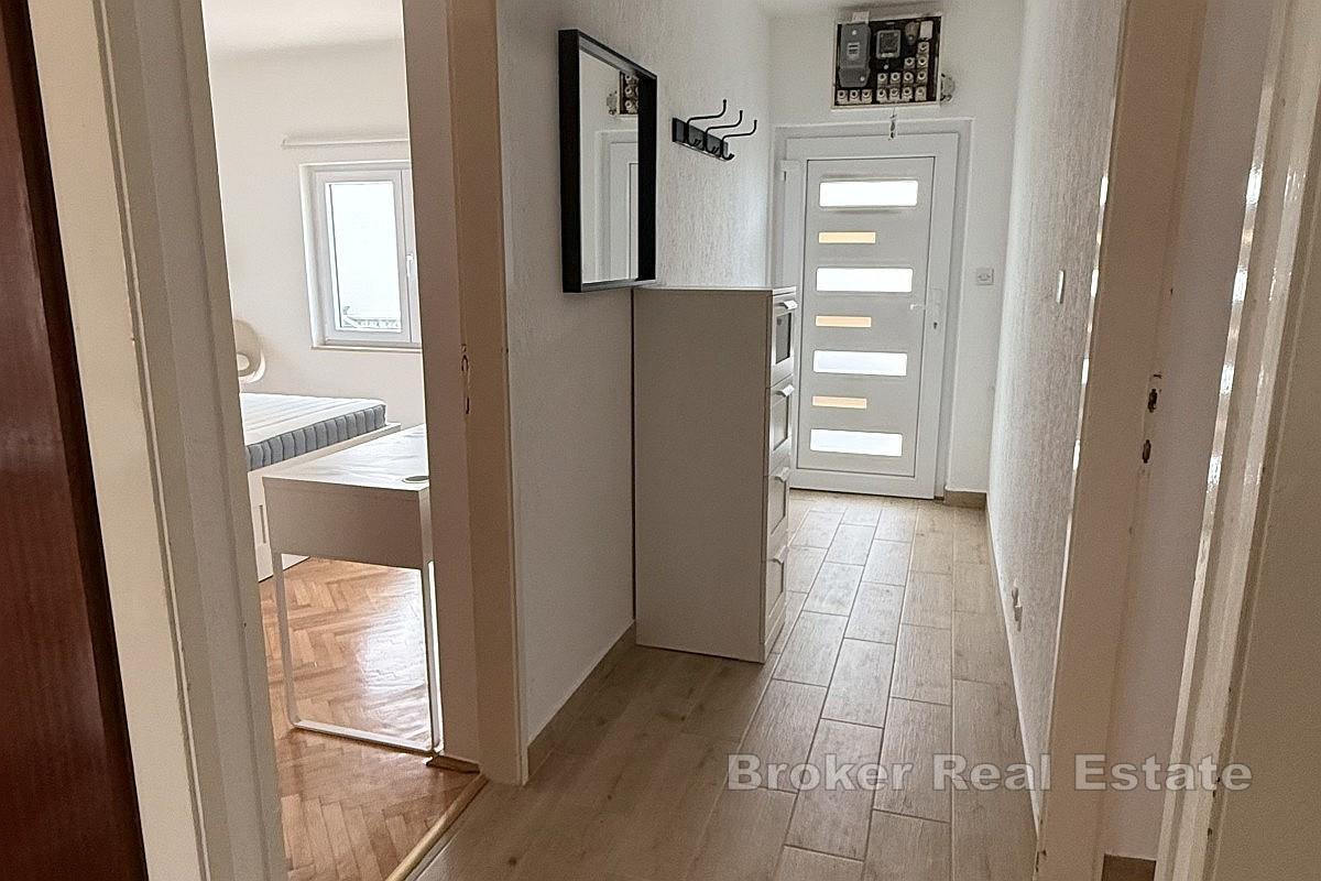 Dvojna kuća s tri stambene jedinice na privatnoj lokaciji