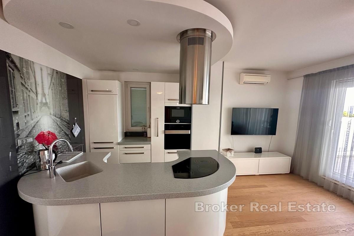 Unik toppleilighet nær sjøen