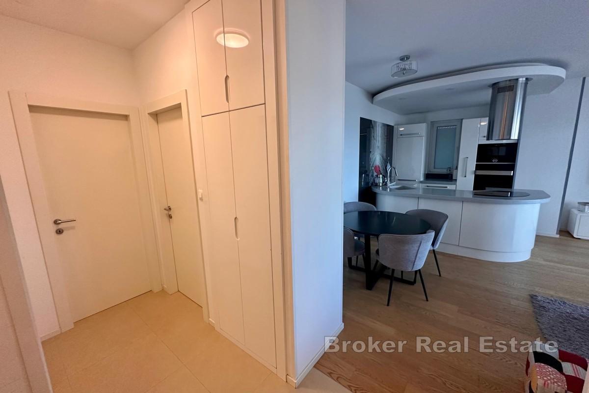 Unik toppleilighet nær sjøen