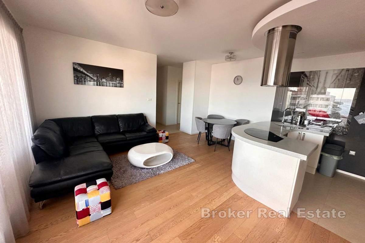 Unik toppleilighet nær sjøen