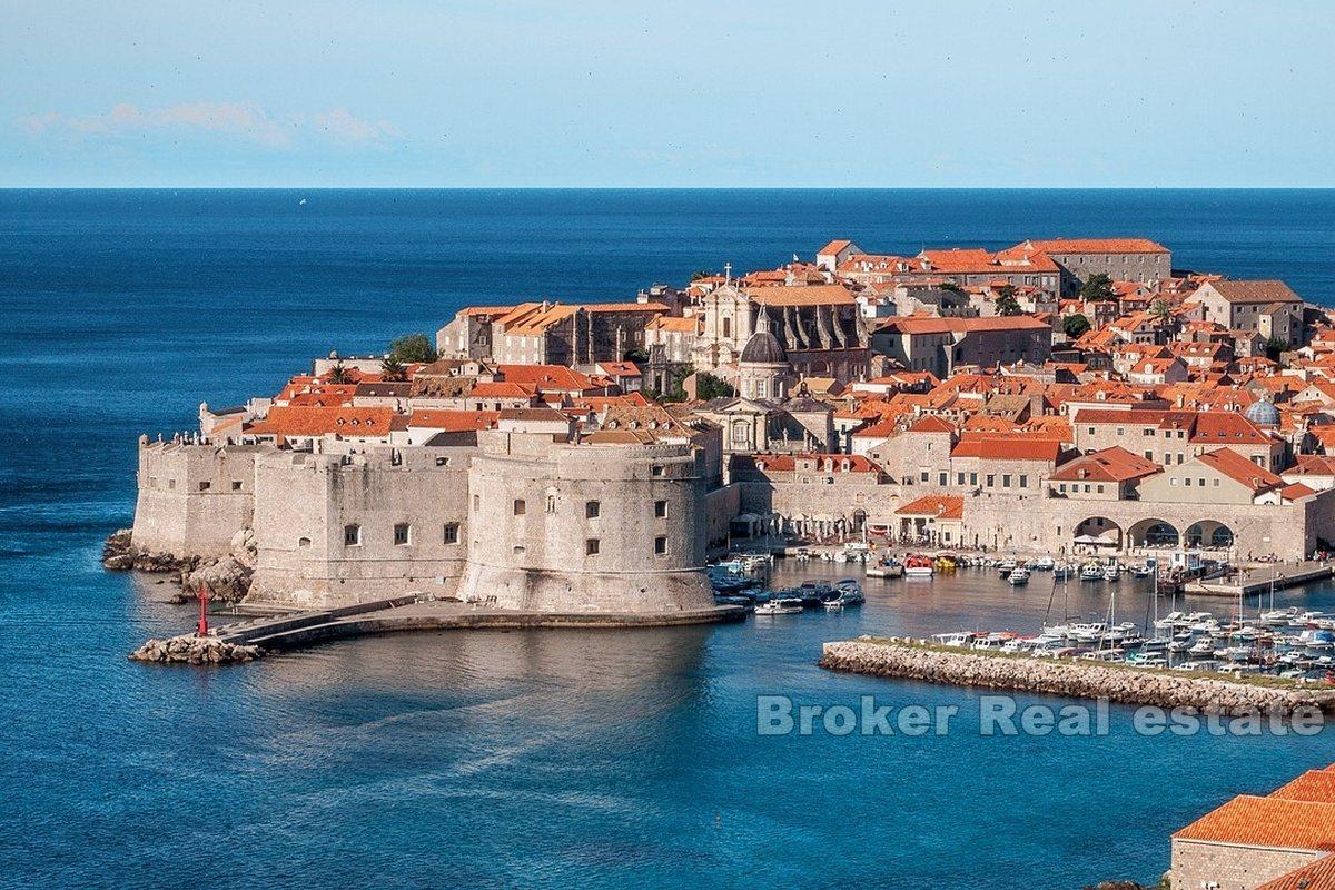 Exclusive house with four floors inside the walls of the old town, Stradun
