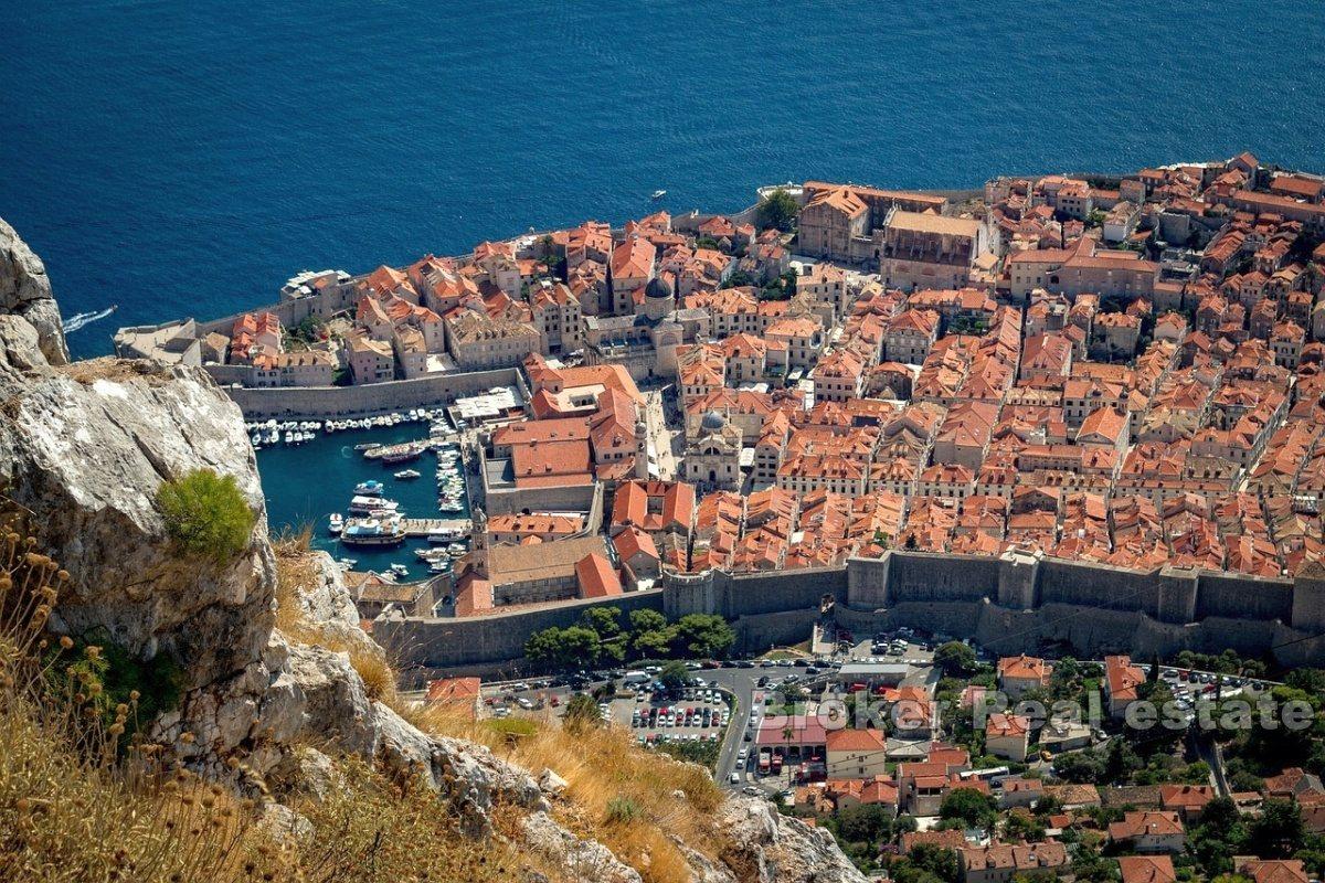 Exclusive house with four floors inside the walls of the old town, Stradun