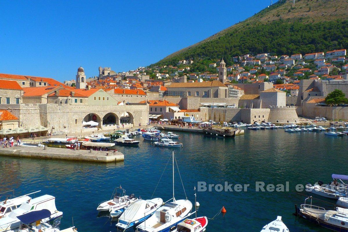 Exclusive house with four floors inside the walls of the old town, Stradun