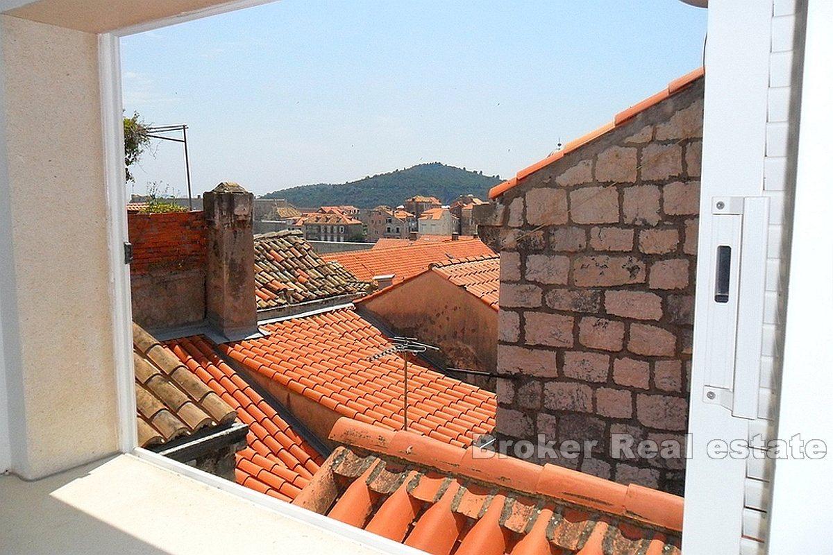 Exclusive house with four floors inside the walls of the old town, Stradun
