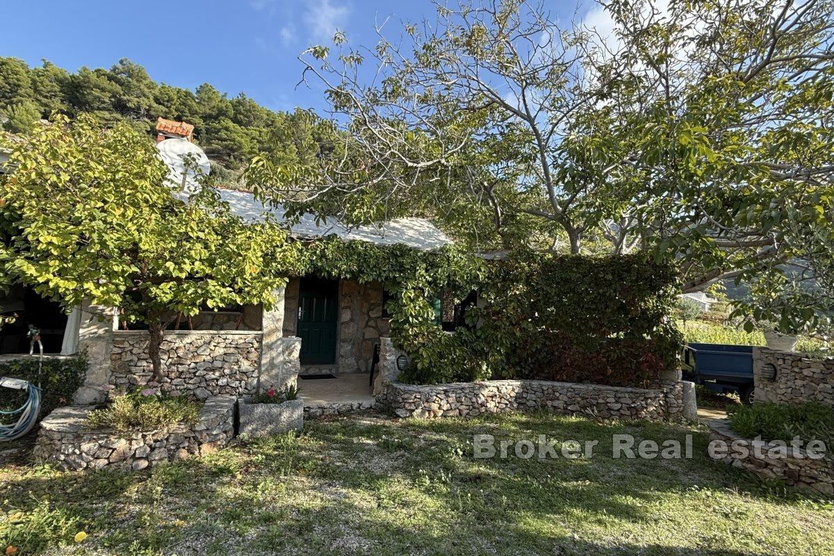 Außergewöhnliches Ackerland mit Gebäude und Blick auf das Meer und die Inseln